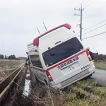 　脱輪事故を起こした群馬県太田市消防本部の救急車＝４日（太田市消防本部提供）