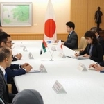 　会談する茂木外相（右端）とＵＡＥのジャベル産業・先端技術相兼日本担当特使（左手前から３人目）＝５日午前、外務省