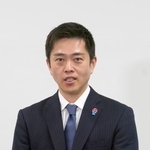 　記者団の取材に応じる日本維新の会の吉村代表＝５日午後、大阪府庁