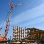 　大阪・関西万博会場跡地で進む大屋根リングの解体作業＝５日午後、大阪市此花区の夢洲