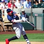 　ロッキーズ戦の１回、先制ソロを放つ米国のジャッジ＝スコッツデール（共同）