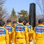 　慰霊碑前で安全を誓う長野県消防防災航空隊の隊員＝５日午後、長野県松本市