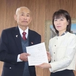 　広島県庁で横田美香知事（右）に要請書を手渡す県被団協の箕牧智之理事長＝５日午後