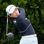 　第１日、１１番でティーショットを放つ永井花奈。５アンダーで首位＝琉球ＧＣ