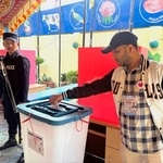 　５日、ネパール・カトマンズで投票する有権者（共同）