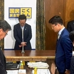 　死去した大塚耕平元参院議員を追悼し、黙とうする国民民主党の玉木代表（右端）ら＝５日午後、国会