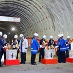 　鏡開きで二ツ森トンネルの貫通を祝う出席者＝５日、北海道仁木町