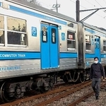 　脱線した富士急行の普通電車＝５日午後５時５２分、山梨県都留市