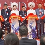 　５日、ベトナム・ハノイで開かれたスーパーホテルの開業式典で登壇する山本梁介会長（右から２人目）ら（共同）