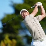 　第１日、１０番でティーショットを放つ藤本佳則。６アンダーで首位＝ロイヤル・オークランドアンドグレンジ（共同）