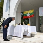 　５日、ミャンマー・ヤンゴンの日本人墓地で開かれた追悼式で献花する遺族（共同）