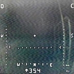 　離陸直前の超小型ドローンが搭載カメラで撮った原子炉格納容器内部。格納容器の壁（左側）や障害物（右）が見える＝５日午前（東京電力提供）