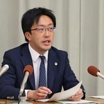 　三重県立高での「いじめ重大事態」について報告書を公表し、記者会見する調査委員長の白山雄一郎弁護士＝５日午後、三重県庁