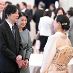 　「赤ひげ大賞」のレセプションで受賞者らと懇談される秋篠宮ご夫妻＝５日午後、東京都港区のホテル