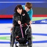 　日本-米国　第１エンド、ショットを放つ小川亜希＝コルティナダンペッツォ（共同）