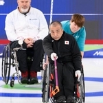 　日本-米国　第１エンド、ショットを放つ中島洋治＝コルティナダンペッツォ（共同）