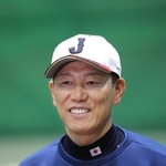 　練習後、取材に応じる井端監督（代表撮影）