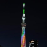 　ＷＢＣ開催を記念し、レインボーカラーにライトアップされた東京スカイツリー＝５日午後、東京都墨田区