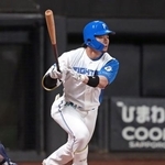 　４回、２点二塁打を放つ日本ハム・水野＝エスコンフィールド