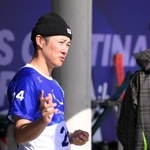 　公式練習を終え、取材に応じる小須田潤太＝コルティナダンペッツォ（共同）