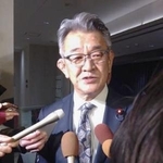 　取材に応じる武田元総務相＝５日夜、東京都中央区