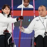 　日本-韓国　第２エンド、作戦を練る小川亜希（左）、中島洋治組＝コルティナダンペッツォ（共同）