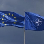 　欧州連合（ＥＵ）＝左＝と北大西洋条約機構（ＮＡＴＯ）の旗＝２０２５年７月、ベルリン（ロイター＝共同）
