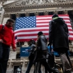 　ニューヨーク証券取引所の前を行き交う人々＝５日、ニューヨーク（ゲッティ＝共同）