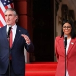 　米国のバーガム内務長官（左）の隣に立つ、ベネズエラのロドリゲス暫定大統領＝４日、カラカス（ロイター＝共同）