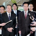 　高市首相と面会後、記者団の取材に応じる自民党の浜田靖一（手前左）、日本維新の会の前原誠司（同右）両安全保障調査会長＝６日午前、首相官邸