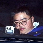 　移送のため警視庁渋谷署を出る中元健介容疑者＝５日