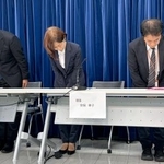 　職員の逮捕を受け、記者会見で謝罪するＮＨＫ幹部ら＝６日午後、東京・渋谷のＮＨＫ放送センター