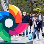 　ＷＢＣ日本代表の初戦を前に、東京ドーム前で撮影する人ら＝６日、東京都文京区