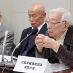 　記者会見でフランスのマクロン大統領の方針に抗議する広島被爆者団体連絡会議の田中聡司事務局長（右）ら＝６日午前、広島市中区