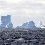 　南極観測船「しらせ」の近くには、ぽつぽつと氷山が浮いていた＝６日、東南極のトッテン氷河沖（南極観測隊同行記者）