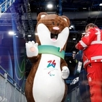 　ミラノ・コルティナ冬季パラリンピックのマスコット「ミロ」＝６日、イタリア・コルティナダンペッツォ（共同）