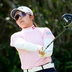 　第２日、１２番でティーショットを放つ佐久間朱莉。通算１１アンダーで首位＝琉球ＧＣ