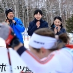 　「世界スキーオリエンテーリング選手権大会２０２６」で、滑走する選手に拍手を送られる秋篠宮妃紀子さまと悠仁さま＝６日午前、北海道留寿都村（代表撮影）