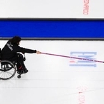 　日本-米国　第３エンド、ショットを放つ小川亜希＝コルティナダンペッツォ（共同）