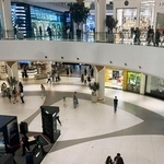 　イランの報復攻撃の影響による外出自粛で、閑散とするドバイの大型ショッピングモール＝５日（柴田茂さん提供）