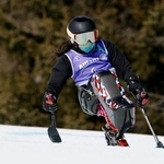 　公式練習で滑走するパラアルペンスキー女子座位の村岡桃佳＝４日、コルティナダンペッツォ（共同）