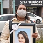 　名古屋入管前でウィシュマ・サンダマリさんの遺影を抱える妹のポールニマさん＝６日午前、名古屋市