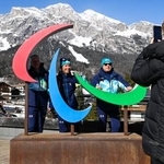 　パラリンピックのシンボルマーク「スリーアギトス」と記念撮影する人たち＝６日、イタリア・コルティナダンペッツォ（共同）