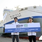 　「第二ほくれん丸」と日本財団の海野光行常務理事（左）＝６日午後、北海道釧路市