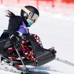 　公式練習で滑走するパラアルペンスキー女子座位の村岡桃佳＝４日、コルティナダンペッツォ（共同）