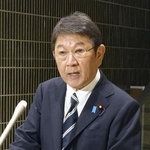 　イランへの攻撃を巡り、記者団の取材に応じる茂木外相＝１日未明、外務省