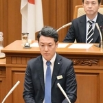 　大阪市議会で発言する横山英幸市長＝６日午後