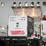 　関西空港に到着した、獺祭がＩＳＳで醸造した清酒のもろみが入ったコンテナ＝６日夜