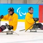 　練習し、笑顔の伊藤（左）と石川＝ミラノ（共同）