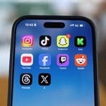 　ユーチューブやＴｉｋＴｏｋなどのアプリが表示されたスマートフォン＝２０２５年１２月（ロイター＝共同）